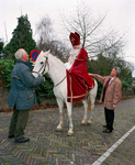 840125 Afbeelding van Sinterklaas op zijn schimmel. Hij gaat op weg naar het kantoor van het BRU (Bestuur Regio ...